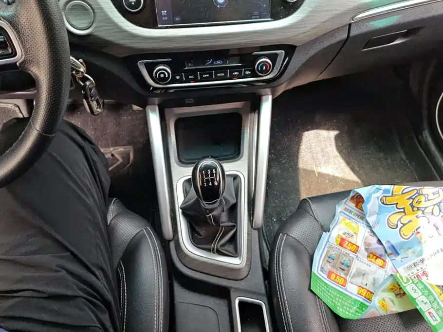 Фото 16 - Geely Vision X3