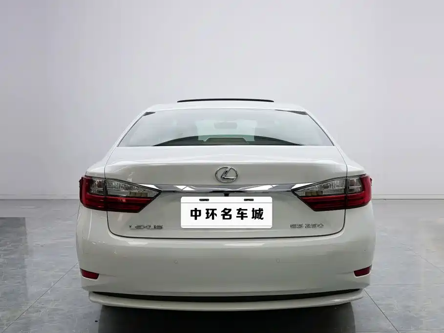 Фото 18 - Lexus ES