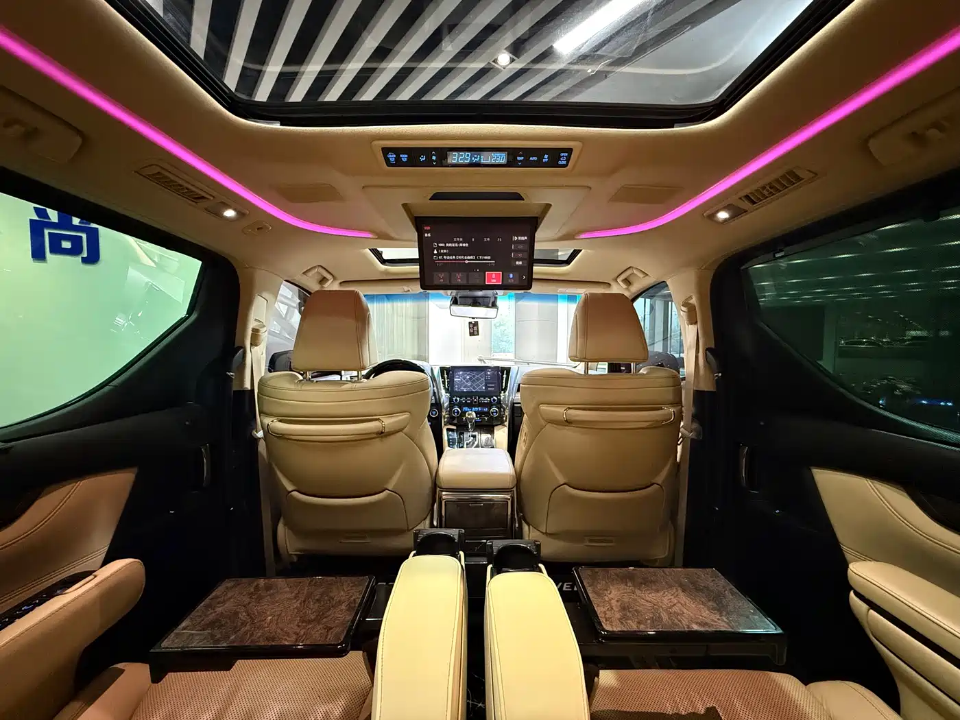 Toyota Vellfire 2020 Twin Engine 2.5L HV Premium Edition фото 9