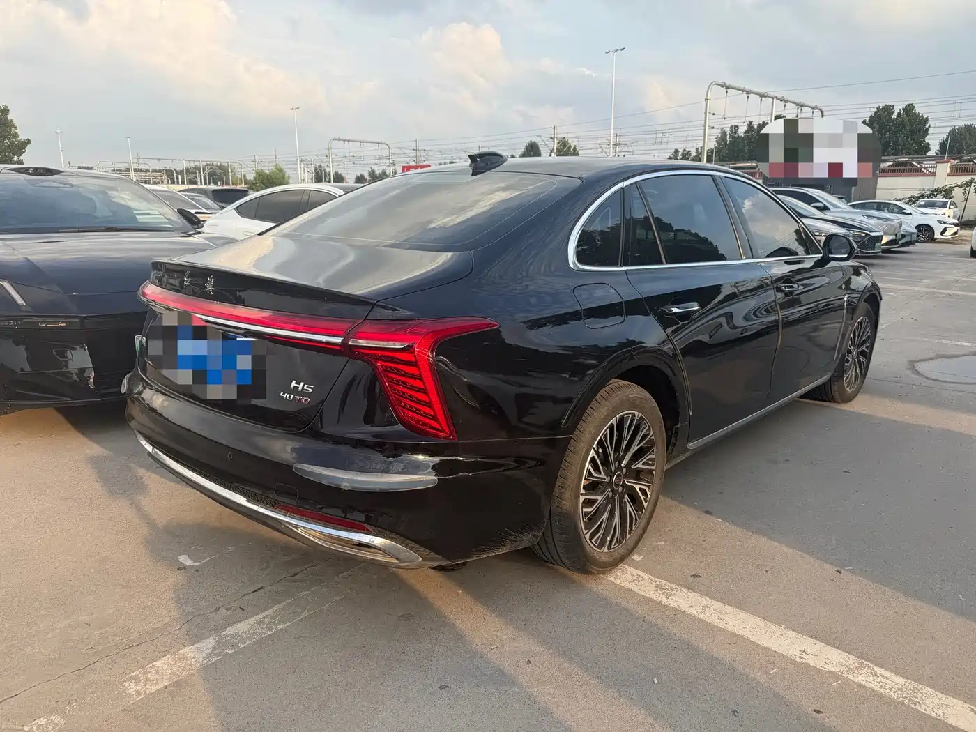 Фото 9 - Hongqi H5