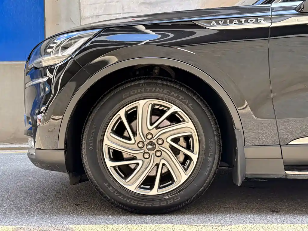 Photo 6 - Lincoln Aviator