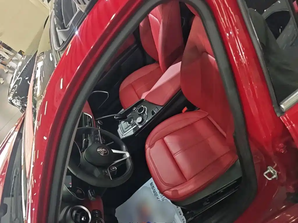 Alfa Romeo Giulia 2018 2017 2.0T 200HP Luxury Edition