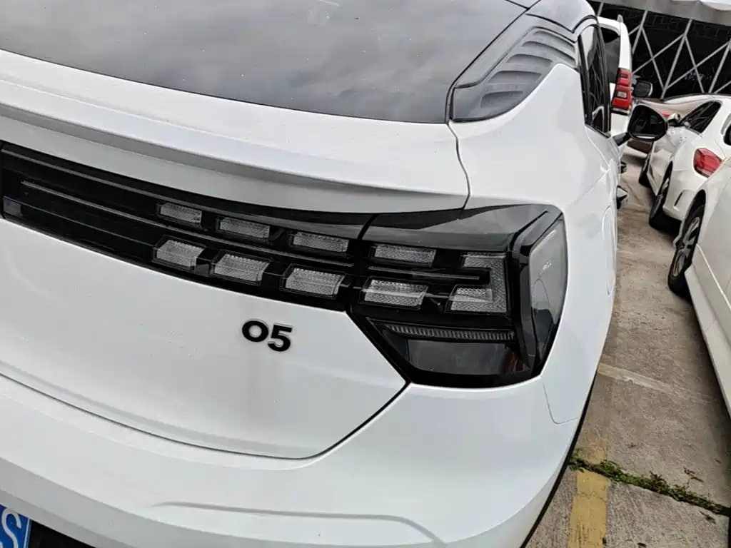 Фото 8 - Lynk & Co 05
