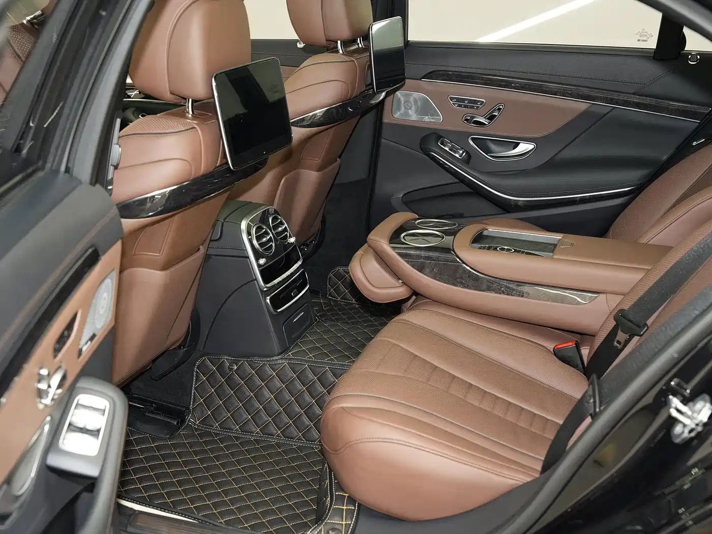 Фото 13 - Mercedes-Benz S-Class