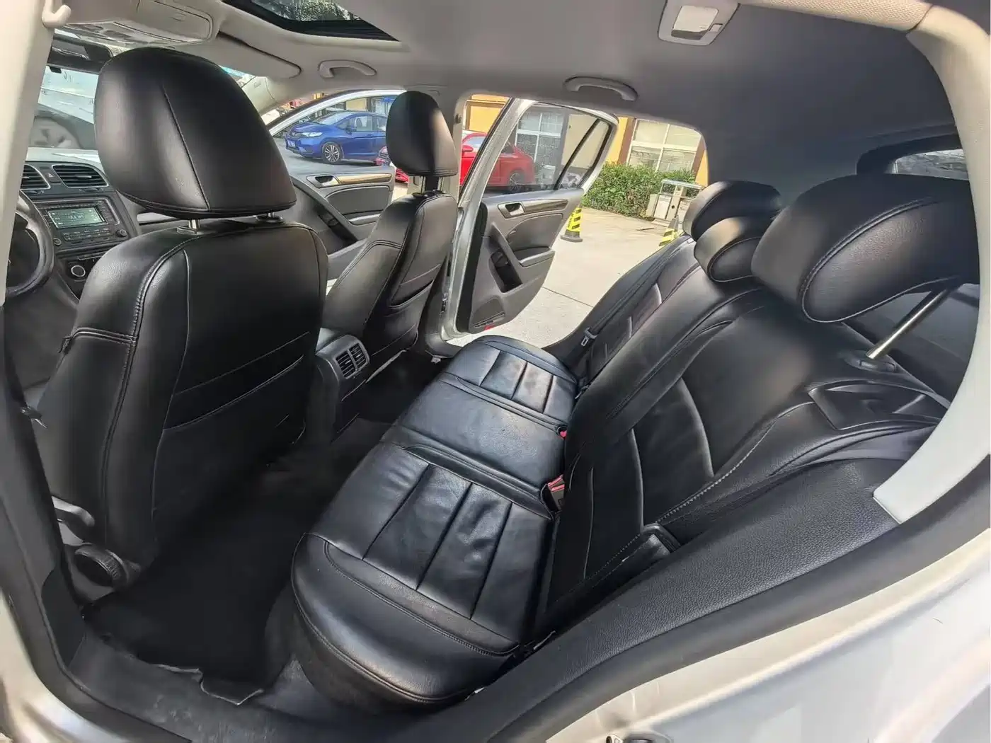 Volkswagen Golf 2012 1.6 Automatic Luxury Edition фото 5