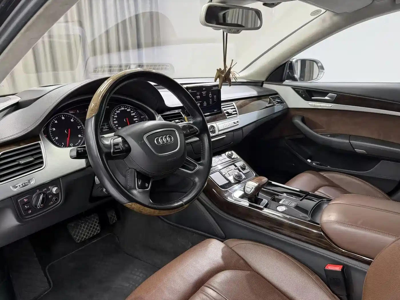 Photo 4 - Audi A8