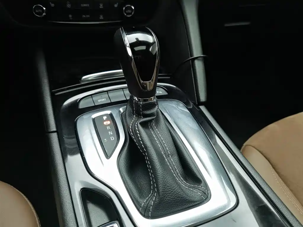 Photo 13 - Buick Regal