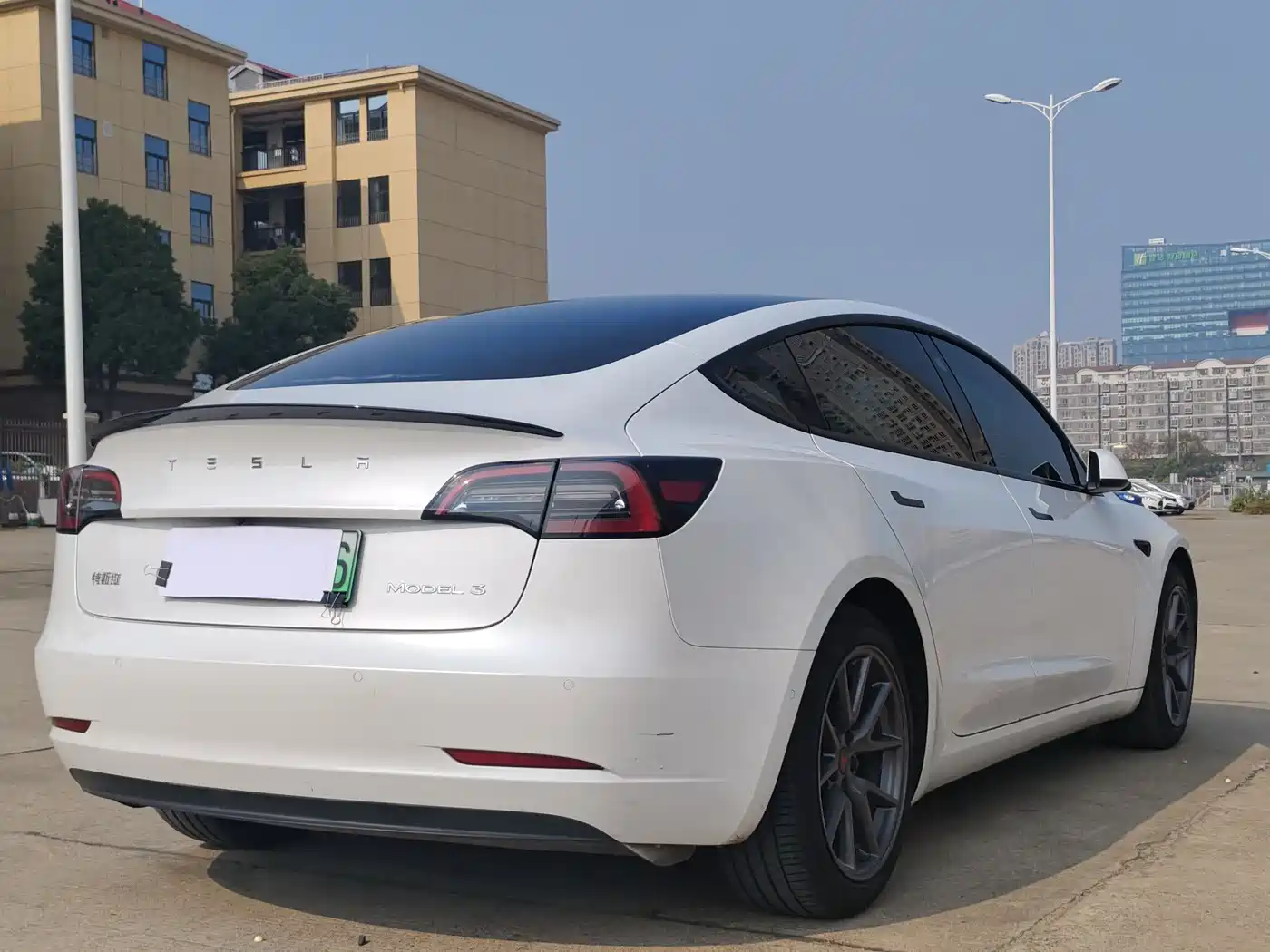 TESLA MODEL 3