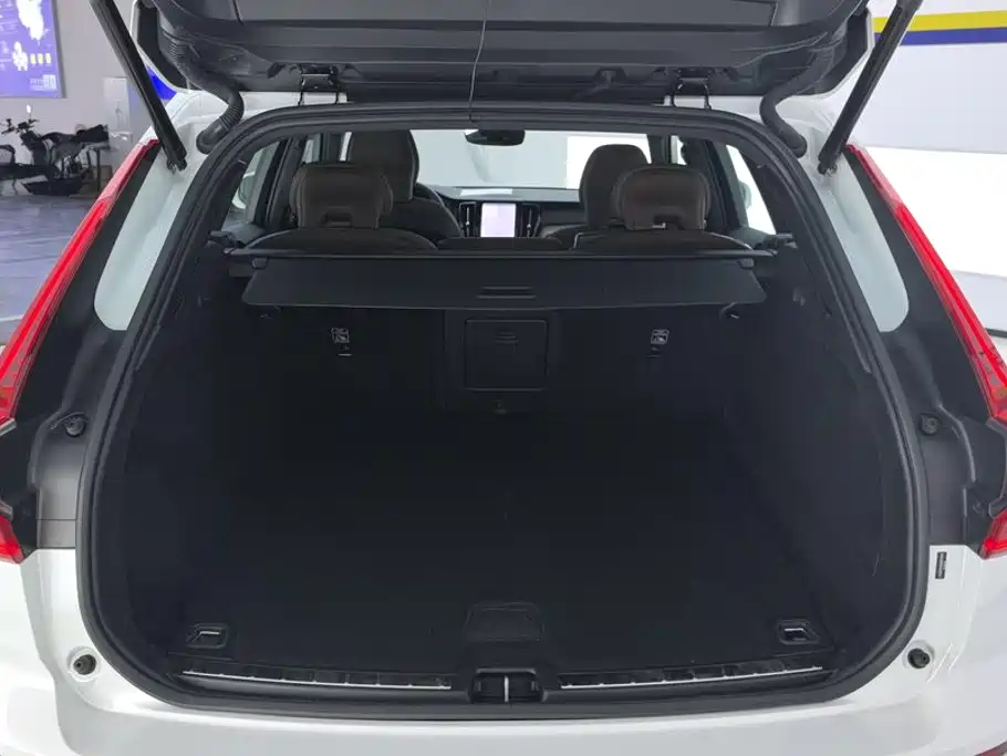 Volvo XC60 2025 2025 B5 AWD Smart Elite Luxury Edition