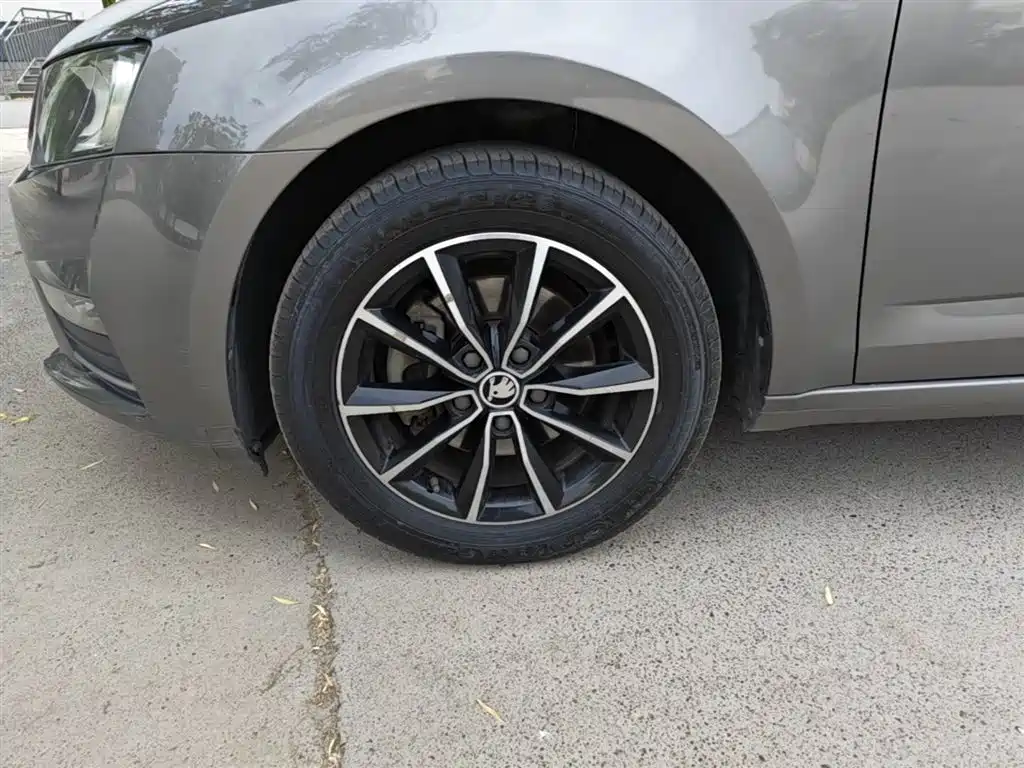 Škoda Octavia 2017 1.6L Automatic Smart Edition фото 23