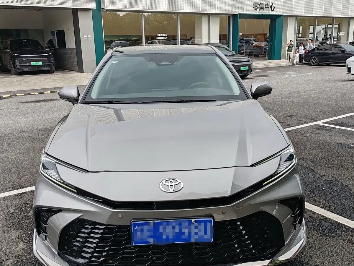 Фото 2 - Toyota Camry