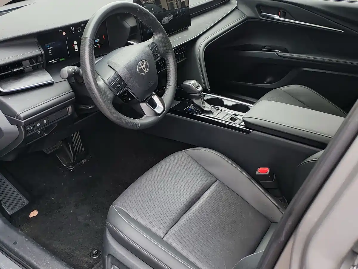 Фото 8 - Toyota Camry