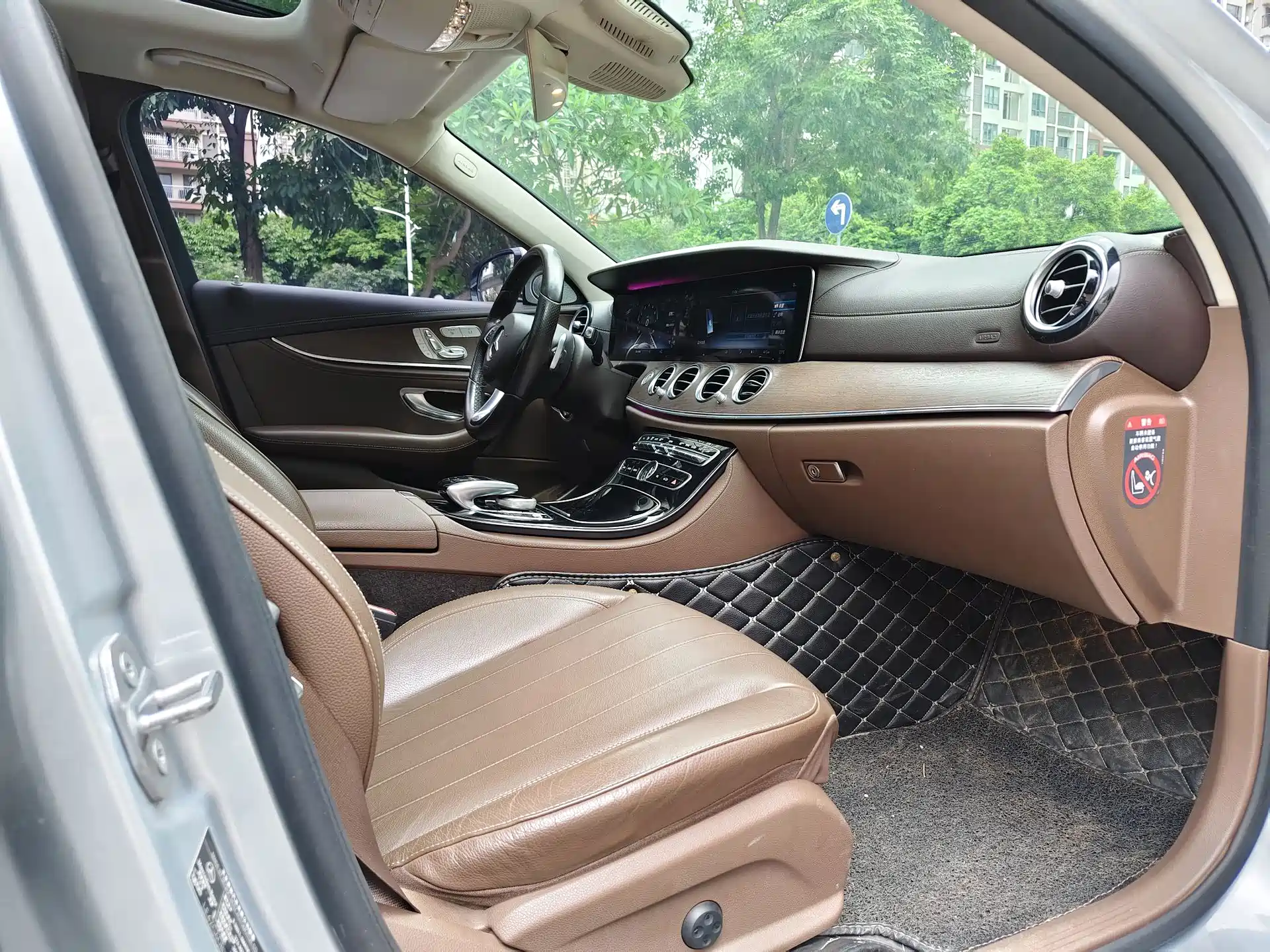 Photo 9 - Mercedes-Benz E-Class