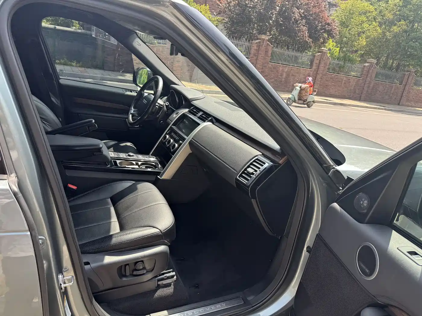 Land Rover Discovery 2017 3.0 SC V6 Launch Limited Edition фото 6