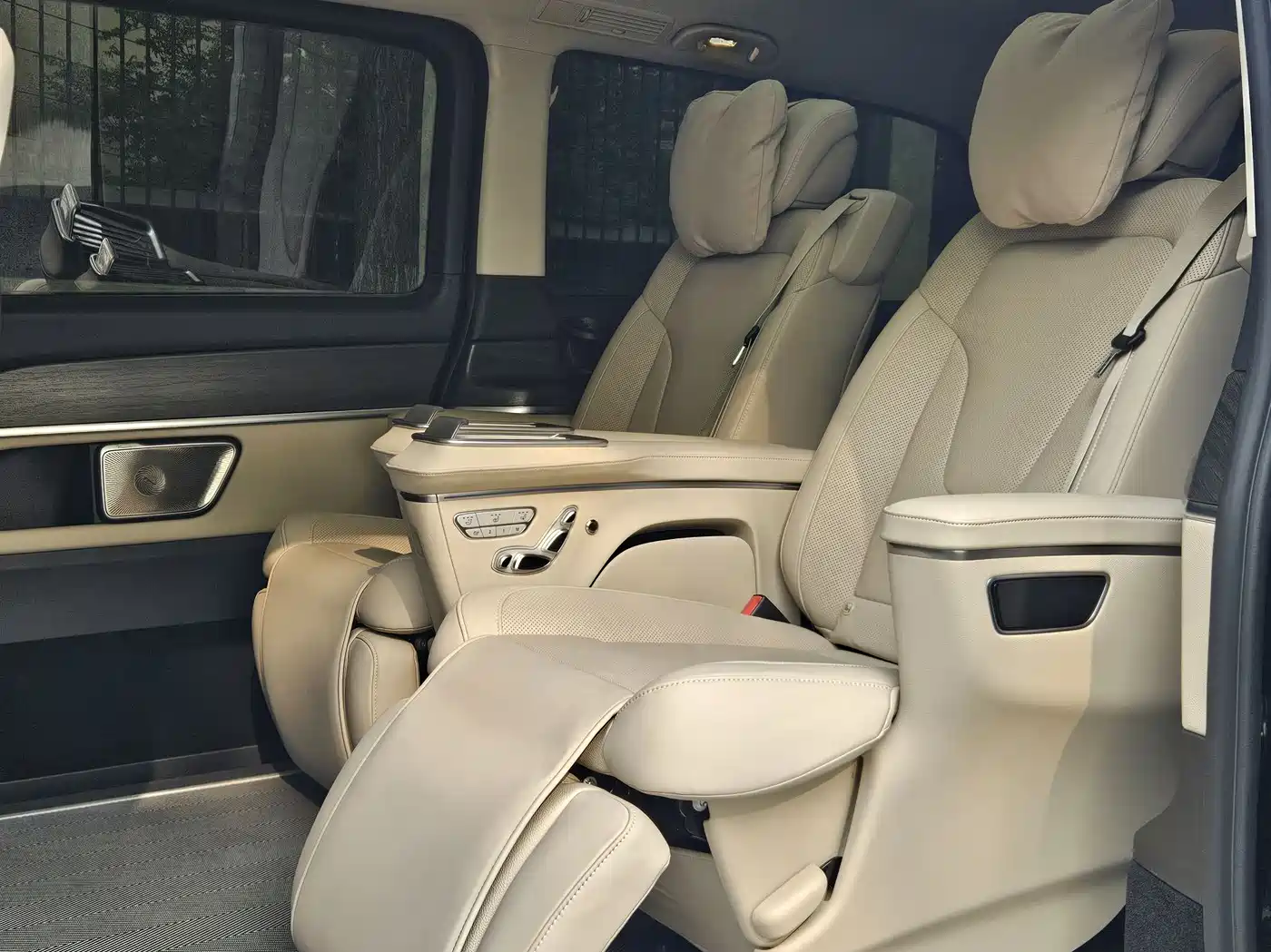 Mercedes-Benz V-Class 2024 V 300 L Long Wheelbase Luxury Edition фото 8