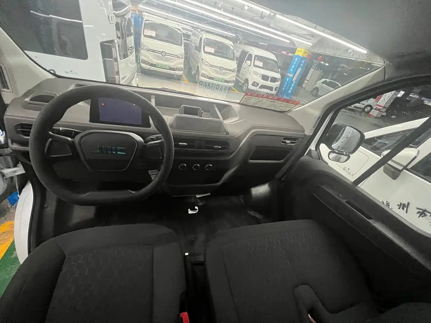 Jiangling E-Fushun 2025 2025 Model Blind Window Version 50.38kWh Medium Wheelbase Low Roof 3.0T