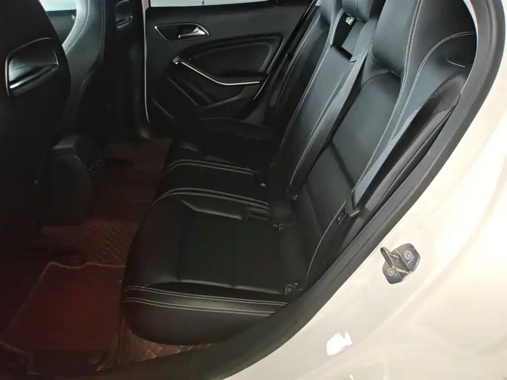 Mercedes-Benz GLA 2018 GLA 200 Dynamic фото 17