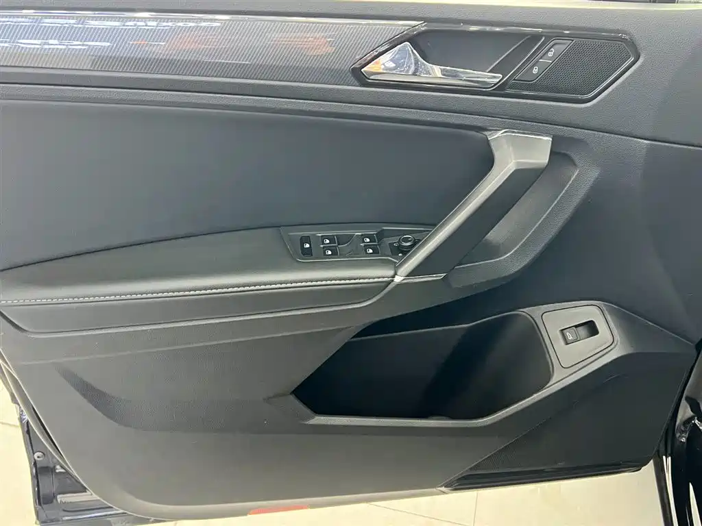 Volkswagen Tiguan L 2021 330TSI Automatic 2WD R-Line Premium фото 15