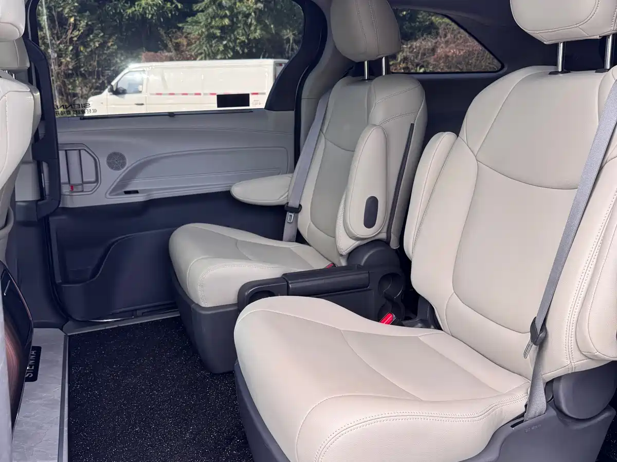 Toyota Sienna 2023 2.5L Hybrid Comfort Edition фото 5