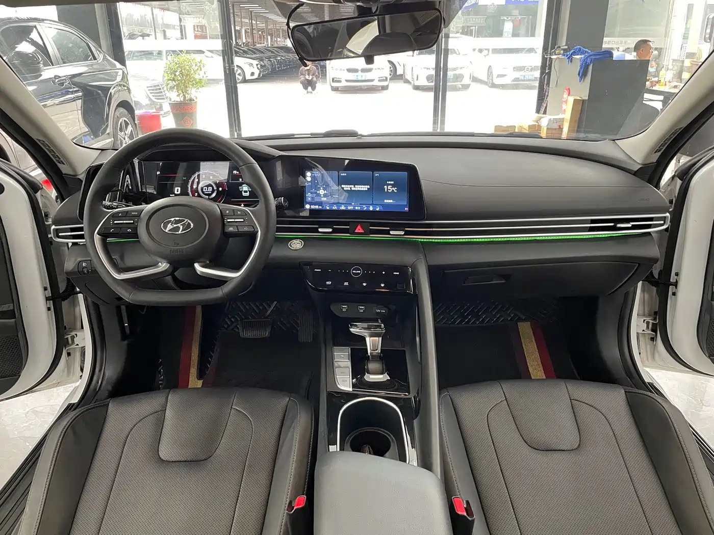 Hyundai Elantra 2022 1.5L CVT LUX Premium Edition фото 8