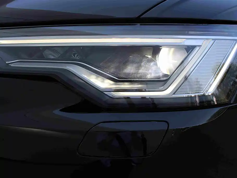 Фото 8 - Audi A6L