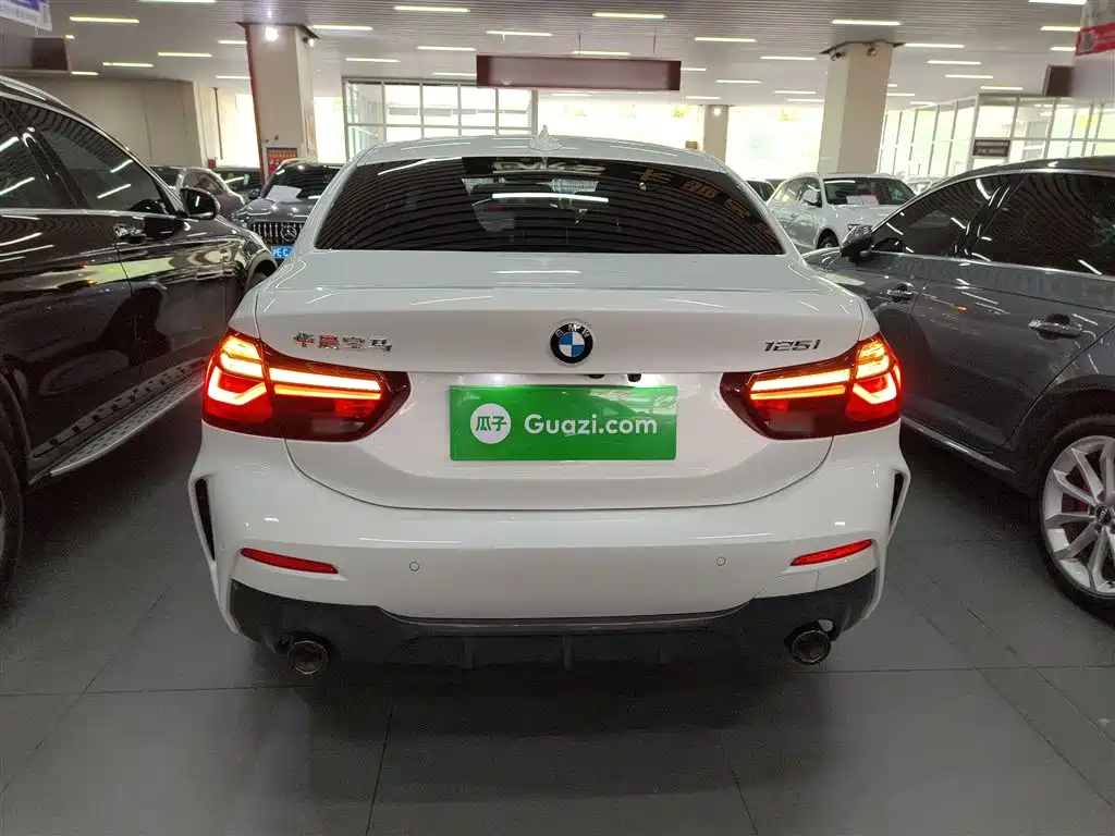 BMW 1 Series 2023 125i M Sport Shadow Edition фото 4