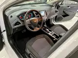 Photo 9 - Chevrolet Cruze