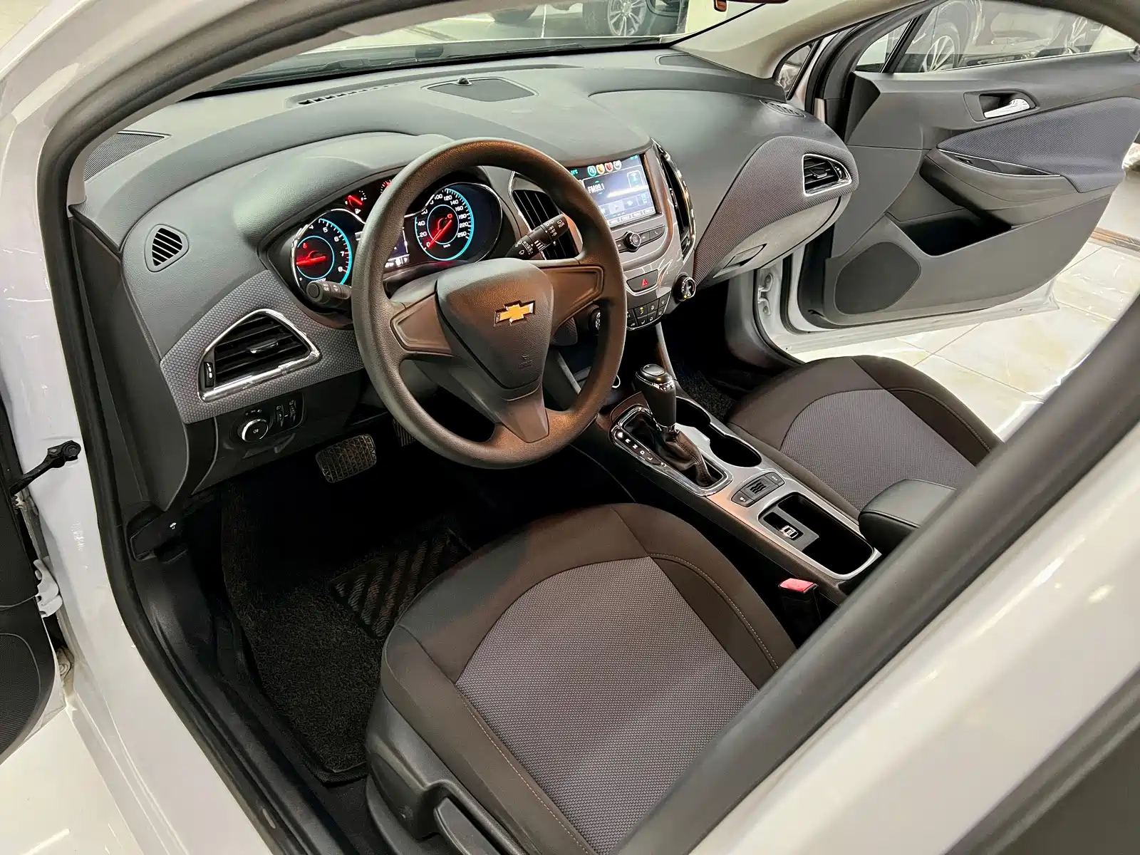 Photo 9 - Chevrolet Cruze