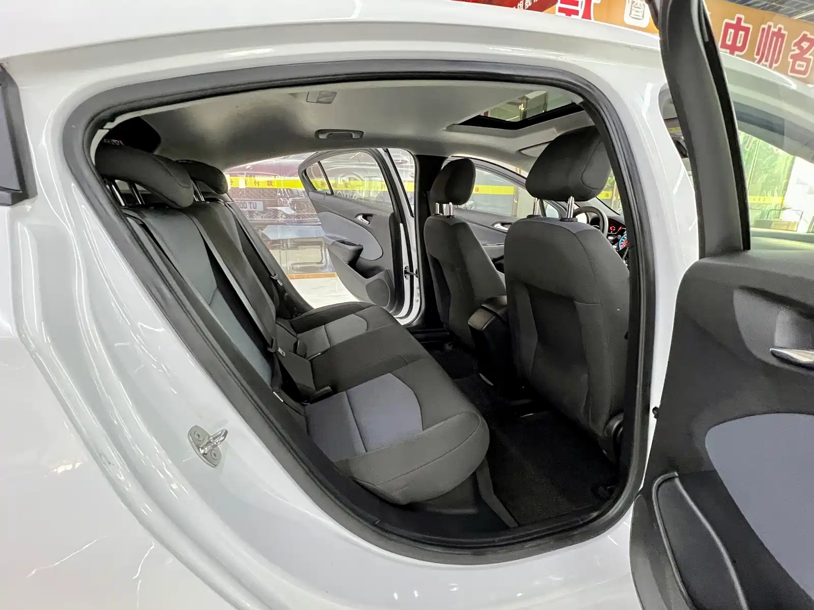 Photo 14 - Chevrolet Cruze