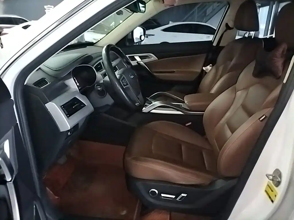 Фото 15 - Geely Atlas