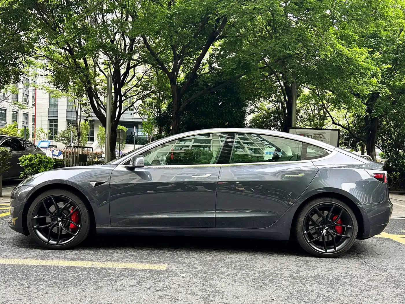 TESLA MODEL 3