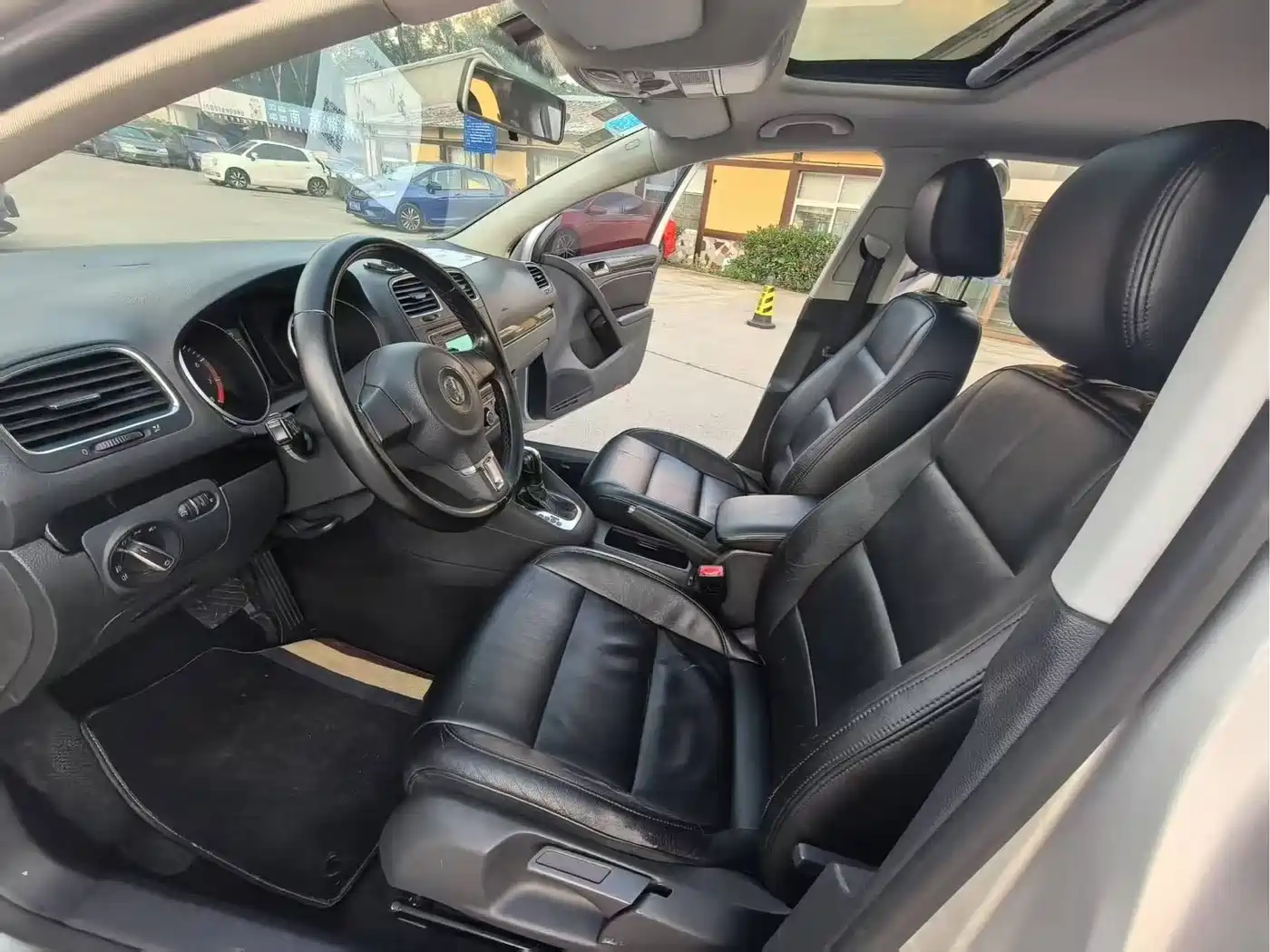 Volkswagen Golf 2012 1.6 Automatic Luxury Edition фото 4