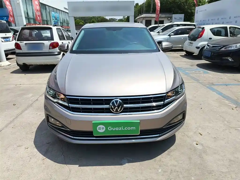 VOLKSWAGEN BORA
