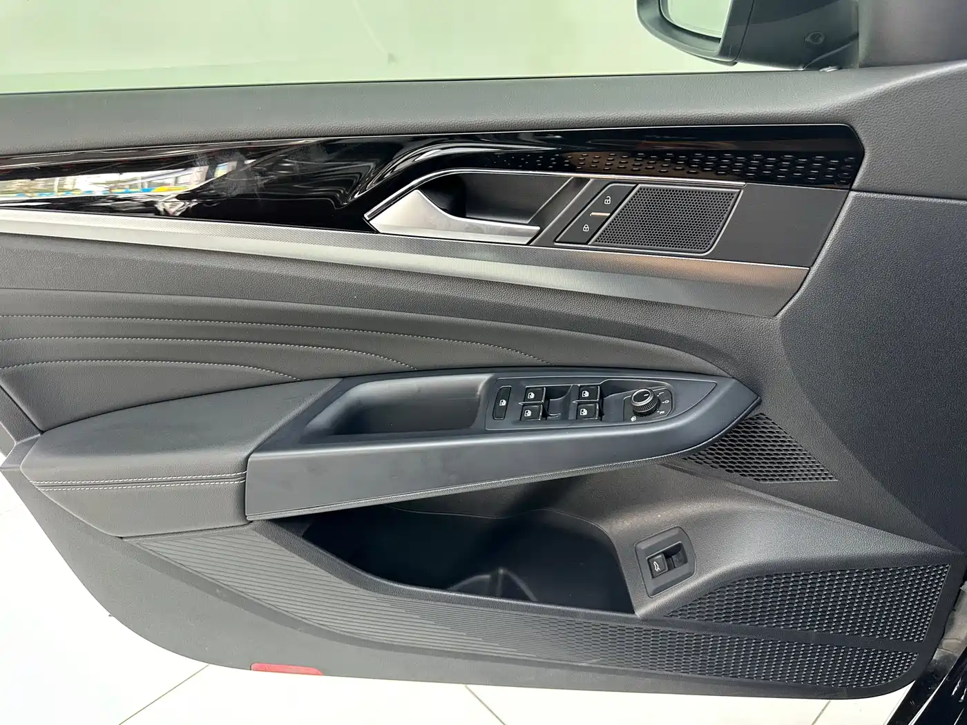 Volkswagen Passat 2023 330TSI Starlight Premium Edition фото 15