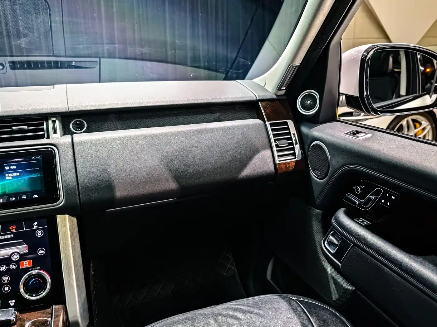 Land Rover Range Rover 2021 3.0 L6 Golden Age Edition фото 21