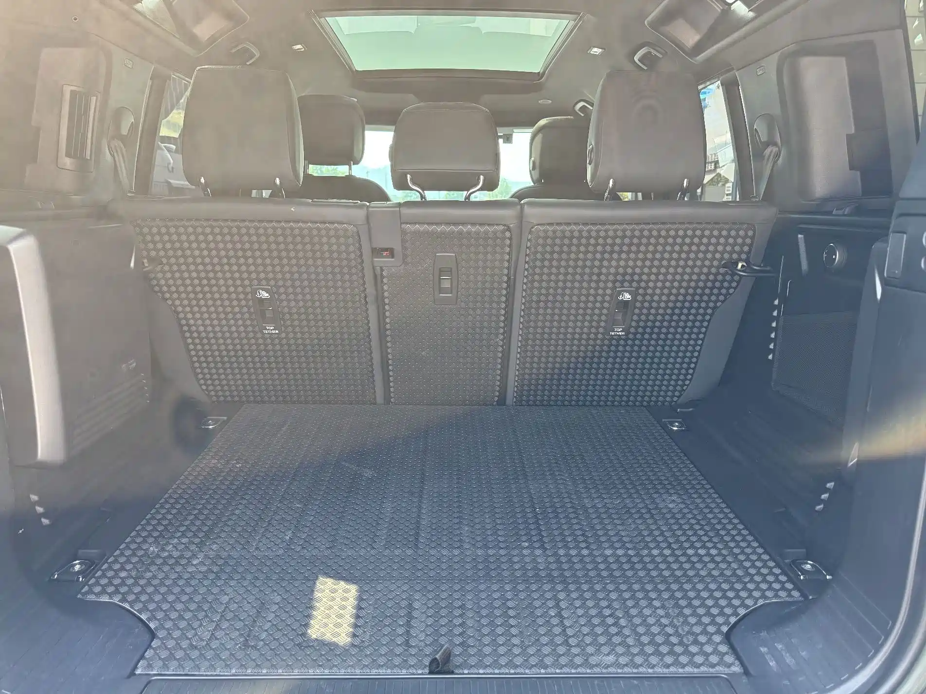 Photo 12 - Land Rover Defender