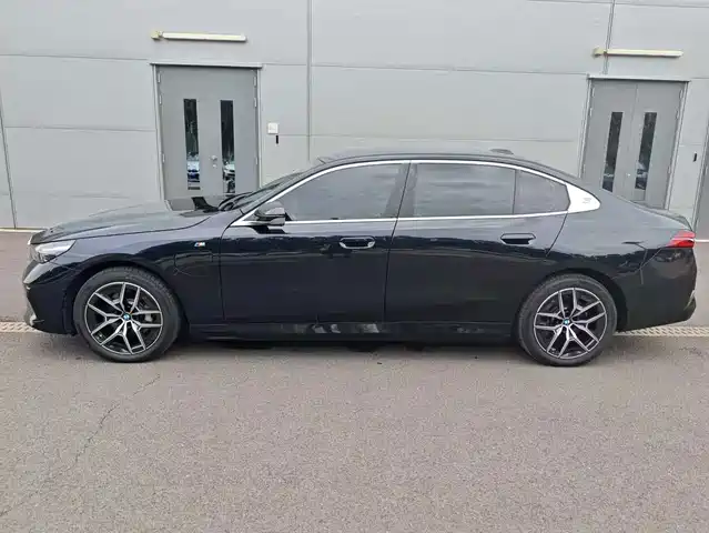 BMW i5 2025 eDrive 35L M Sport Package — фото 3