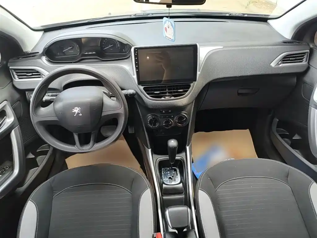 Peugeot 2008 2015 1.6L Automatic Cool Edition фото 10
