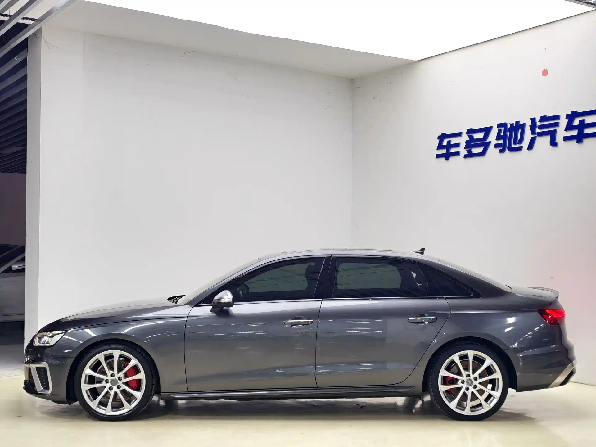 Фото 4 - Audi A4L