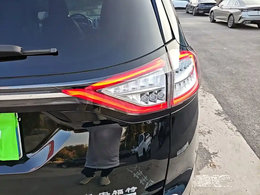Фото 8 - Ford Edge