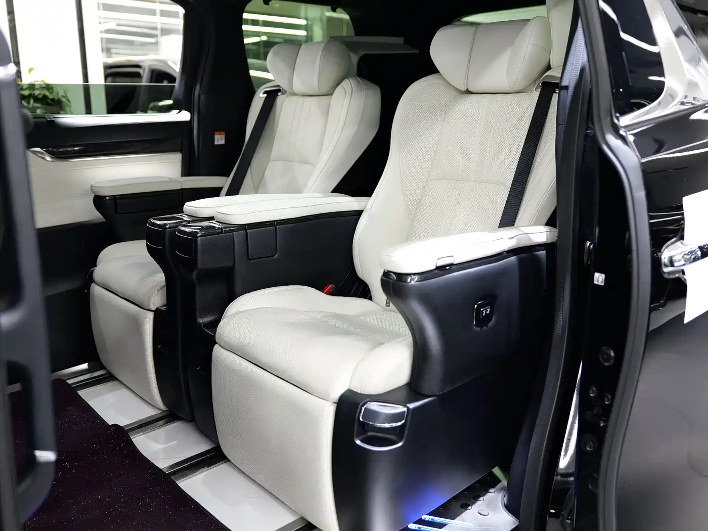 Фото 9 - Lexus LM