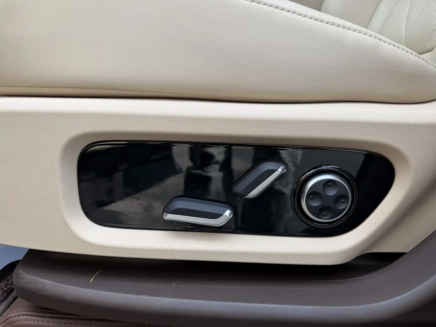 AITO Wenjie AITO M9 2024 Range Extender Max Edition 42kWh 6-seater фото 18