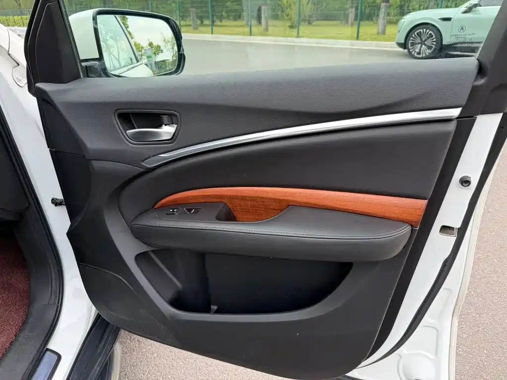 Photo 13 - Acura MDX