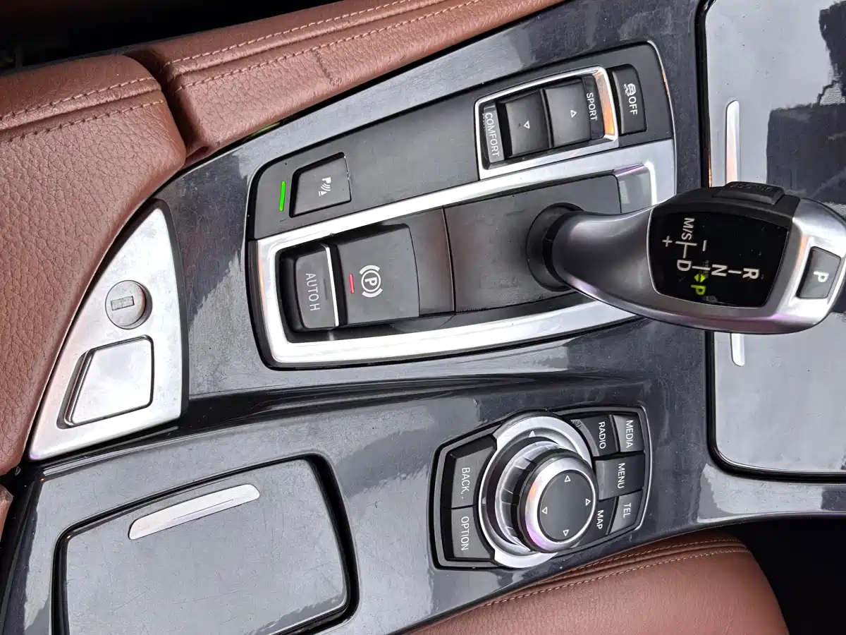 BMW 5 Series (Import) 2014 520i Classic фото 16