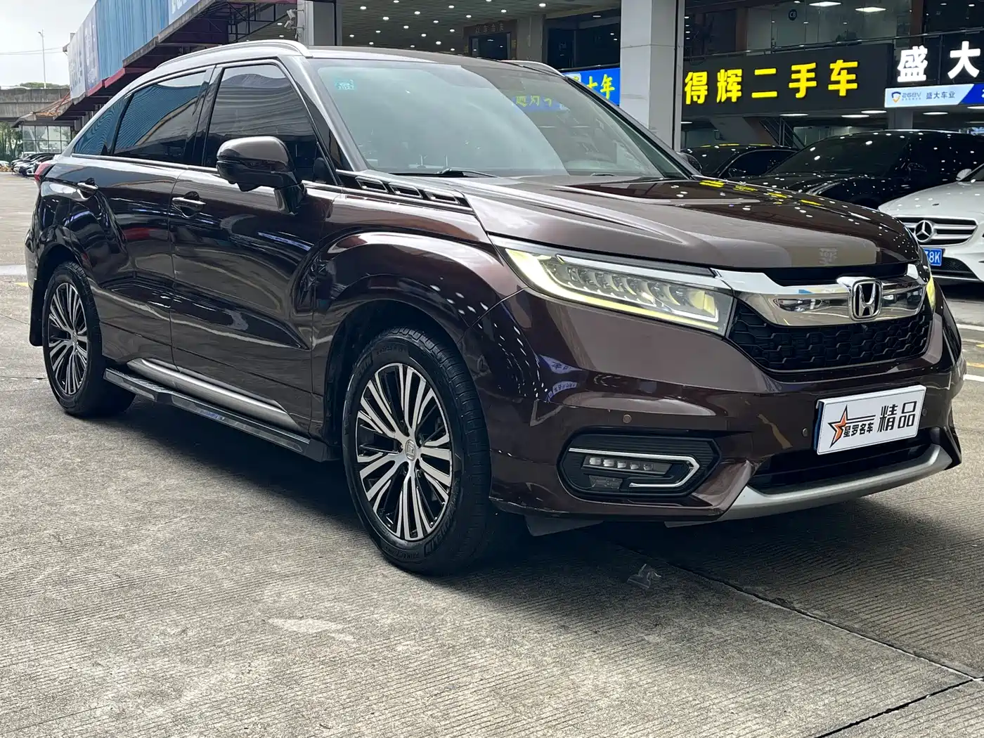 Photo 3 - Honda Avancier