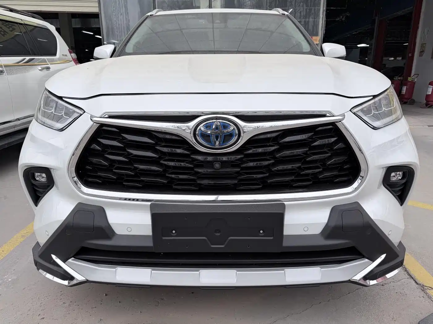 Toyota Highlander 2022 Dual Engine 2.5L 4WD Supreme Edition 7-Seater фото 2