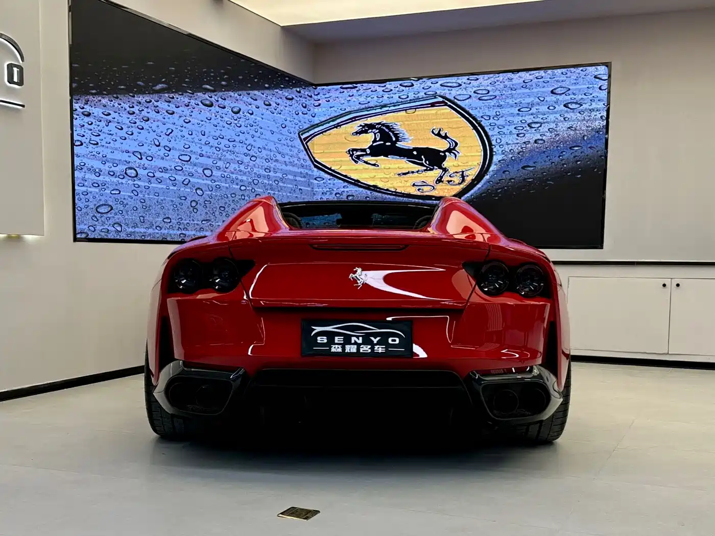 FERRARI 812