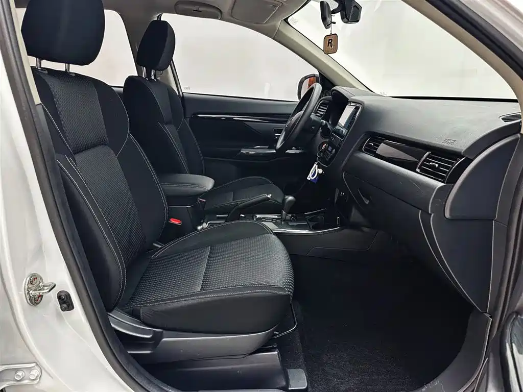 Mitsubishi Outlander 2021 2.0L 2WD Smooth Ride Version 5-Seater фото 21