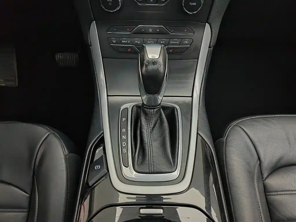 Фото 13 - Ford Edge