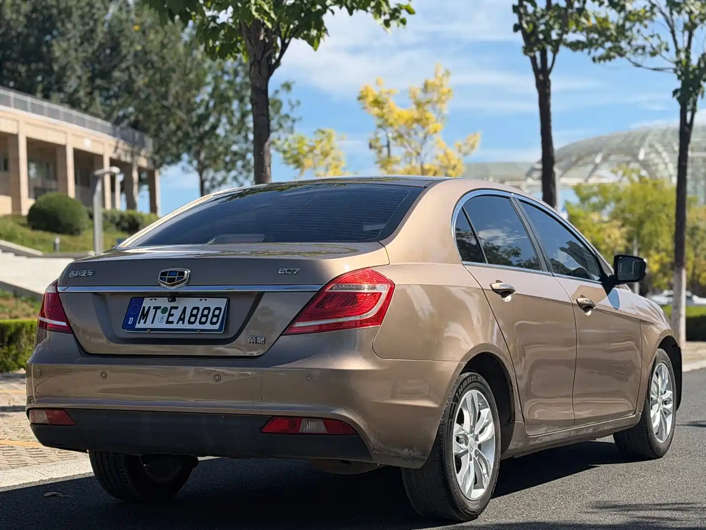 Фото 4 - Geely Emgrand